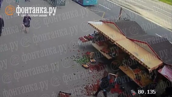 
        В&nbsp;Петербурге одни торговцы разгромили прилавок других    