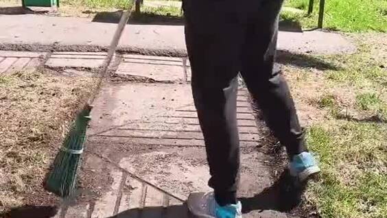 
        Парень преображает двор своими руками    