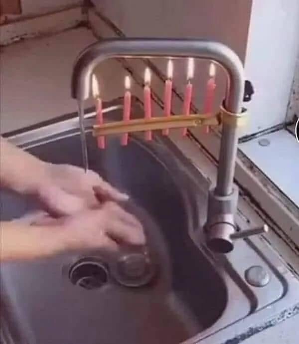 
        35&nbsp;фотографий забавного абсурда, который нас&nbsp;окружает    