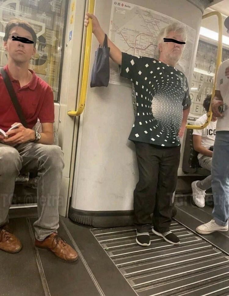
        35&nbsp;фотографий забавного абсурда, который нас&nbsp;окружает    