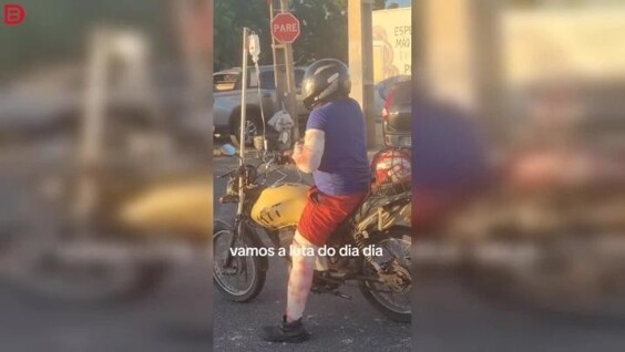 
        &laquo;Он&nbsp;явно должен быть в&nbsp;больнице&raquo;: мотоциклист в&nbsp;бинтах и&nbsp;с&nbsp;капельницей    