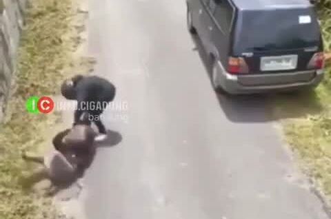 
        Двое на&nbsp;мотоцикле пытались ограбить прохожего, но&nbsp;неудачно    