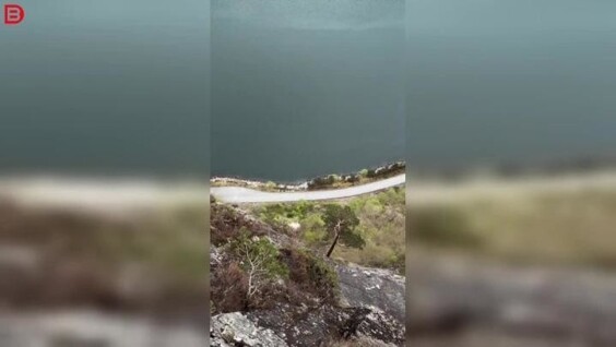 
        &laquo;Всё&nbsp;ради безопасности: норвежцы эффектно убрали огромный валун над&nbsp;дорогой    