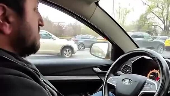 
        Таксист в&nbsp;Москве высадил пассажиров после конфликта из-за маршрута    