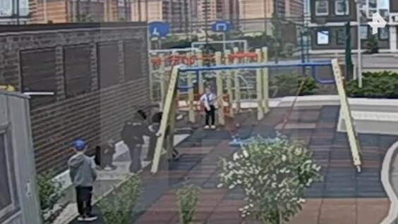 
        Женщина ударила чужого ребёнка на&nbsp;детской площадке    