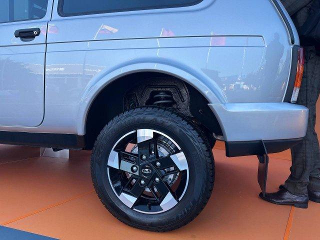 На ПМЭФ также представили инновационную Lada Niva Legend