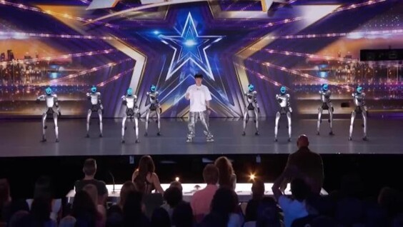 
        Китаец покорил America's Got&nbsp;Talent танцем с&nbsp;восемью роботами    