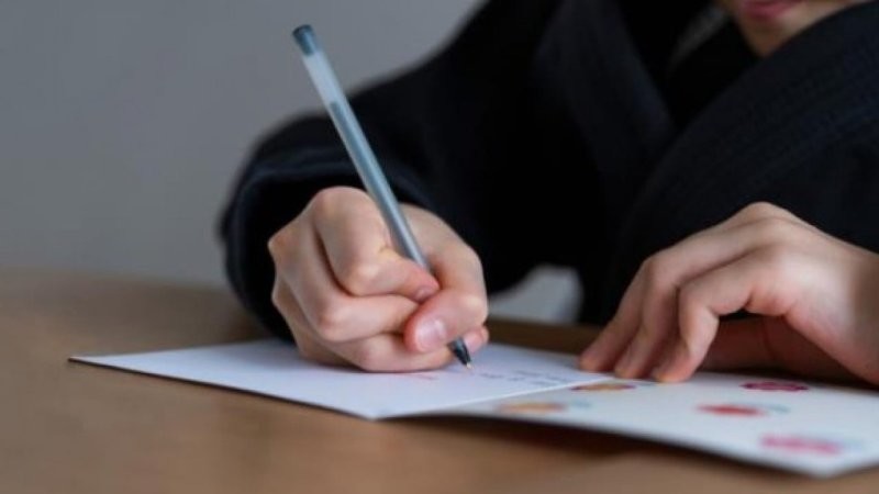 
        Паспорт королевы, незаметные охотники и&nbsp;алмаз на&nbsp;столе: 8&nbsp;фактов, которые изменят ваши представления о&nbsp;мире    