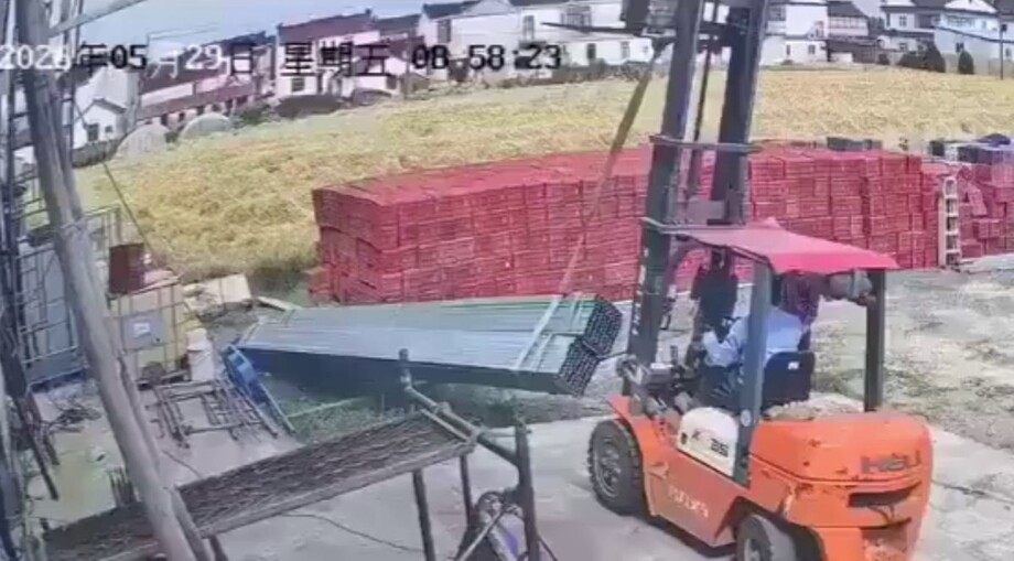 Рабочий попал в больницу из-за водителя вилочного погрузчика
Рабочий попал в больницу из-за водителя вилочного погрузчика