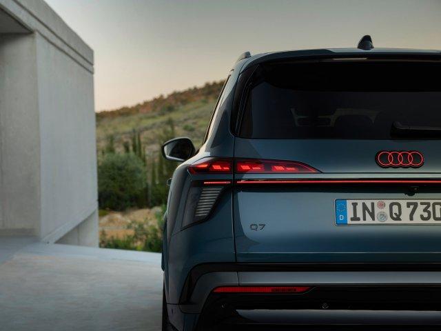 Audi выкатила новую Q7 — из салона убрали почти все кнопки Audi выкатила новую Q7 — из салона убрали почти все кнопки