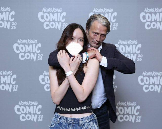 Мадс Миккельсен прилетел на Comic-Con в Гонконг и вот, что из этого вышло