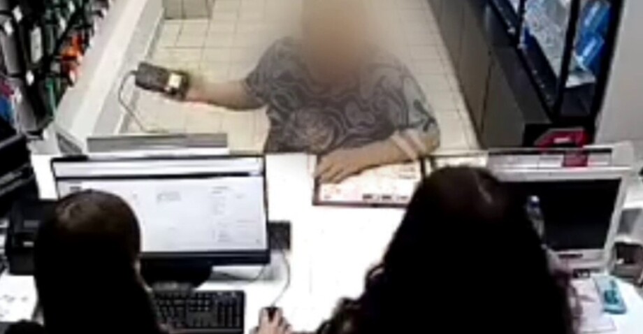 
        Пенсионерка сломала нос&nbsp;сотруднице салона связи в&nbsp;Торжке    