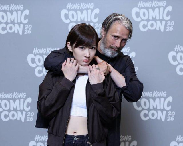 Мадс Миккельсен прилетел на Comic-Con в Гонконг и вот, что из этого вышло