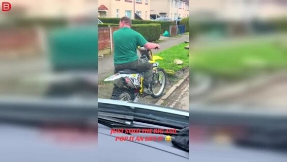 
        Купил кроссовый мотоцикл и&nbsp;тут&nbsp;же&nbsp;оказался на&nbsp;земле    