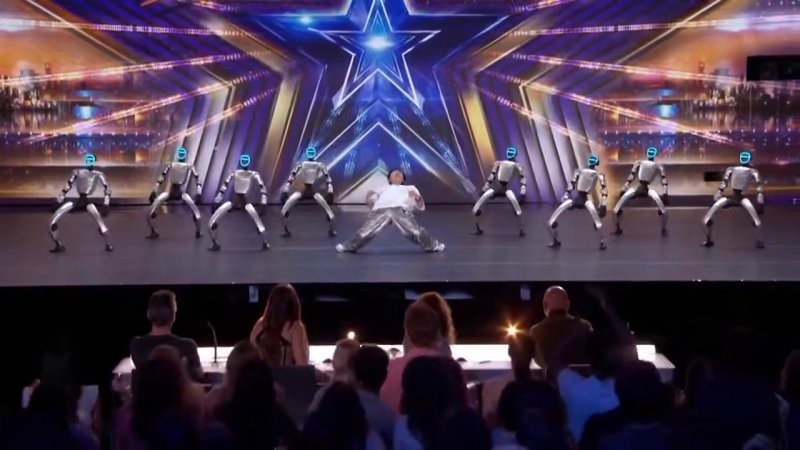 
        Китаец покорил America's Got&nbsp;Talent танцем с&nbsp;восемью роботами    