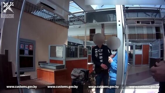 Мужчина пытался провезти кокаин в упаковке с фото Аль Пачино из «Лица со шрамом»
Мужчина пытался провезти кокаин в упаковке с фото Аль Пачино из «Лица со шрамом»