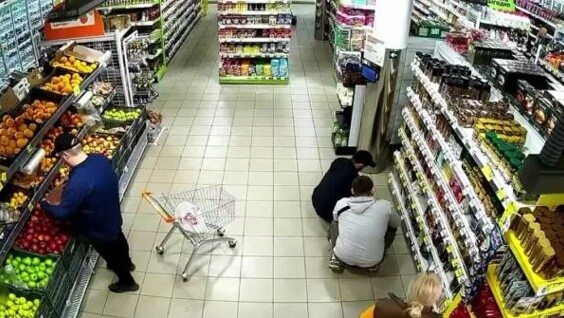 
        В&nbsp;Москве задержаны двое мужчин, похитивших девять пачек кофе из&nbsp;магазина    