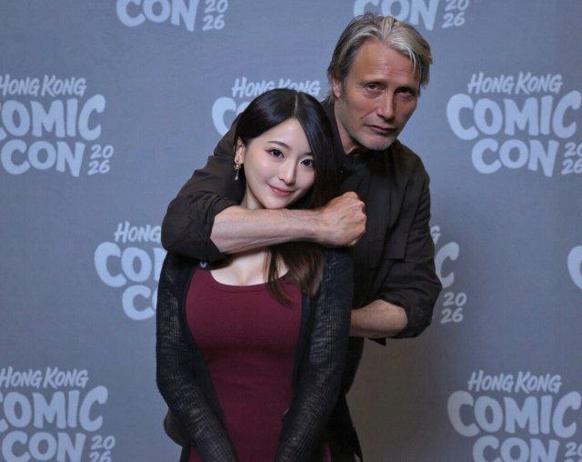 Мадс Миккельсен прилетел на Comic-Con в Гонконг и вот, что из этого вышло