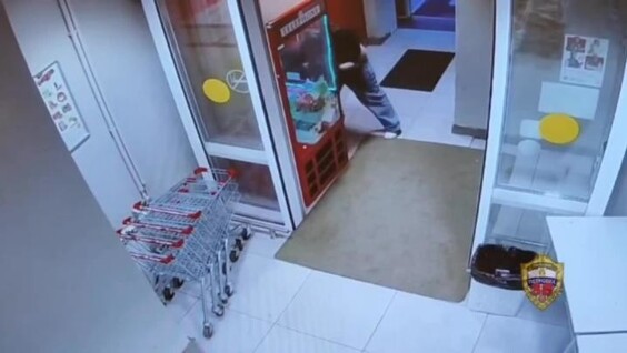 
        Бородач и&nbsp;девушка пытались похитить бутылки с&nbsp;алкоголем из&nbsp;магазина    