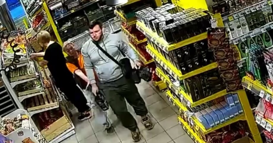 
        В&nbsp;Москве задержаны двое мужчин, похитивших девять пачек кофе из&nbsp;магазина    