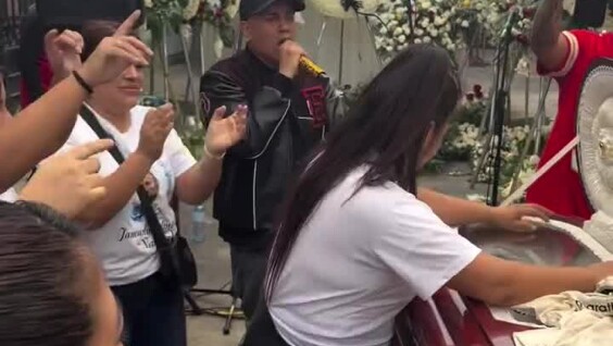 В Перу вдова устроила необычное прощание с мужем прямо у его гроба
В Перу вдова устроила необычное прощание с мужем прямо у его гроба