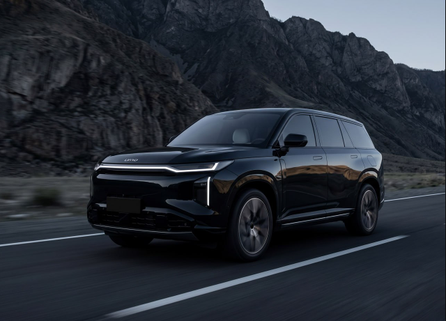 Алиса за рулем &laquo;Москвича&raquo;: Яндекс и EVM выпускают мощный гибридный кроссовер UMO 8