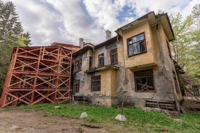 Плющенко и Рудковской не дали купить разрушенную Дачу Фаберже под Петербургом Плющенко и Рудковской не дали купить разрушенную Дачу Фаберже под Петербургом
