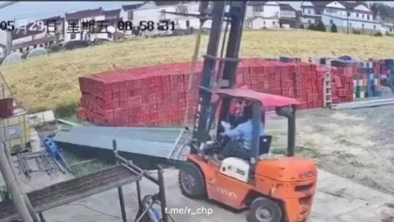 Рабочий попал в больницу из-за водителя вилочного погрузчика
Рабочий попал в больницу из-за водителя вилочного погрузчика