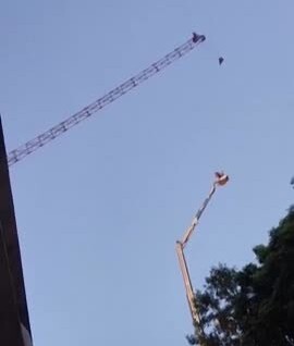 
        Парапланерист зацепился за&nbsp;кран в&nbsp;Китае    