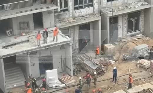 Драка рабочих на стройке в Подмосковье
Драка рабочих на стройке в Подмосковье