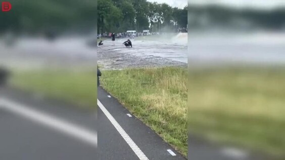 
        Спуск огромного судна закончился для&nbsp;зрителей неожиданным душем    