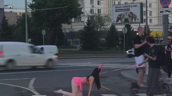
        Парень выгуливал девушку на&nbsp;поводке в&nbsp;Москве    