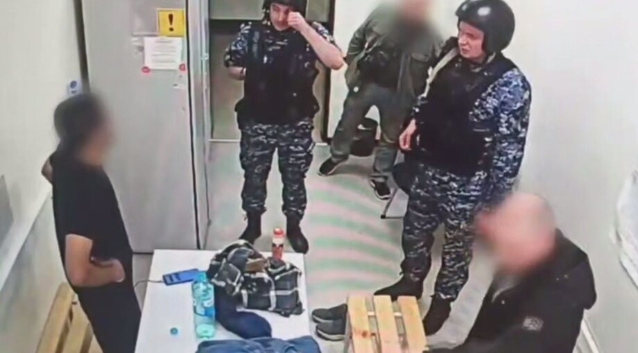 Мужчина пытался украсть одежду из магазина, надев её на себя
Мужчина пытался украсть одежду из магазина, надев её на себя