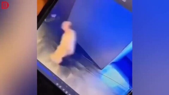 Голый мужчина бегал по отелю за девушкой после ссоры
Голый мужчина бегал по отелю за девушкой после ссоры