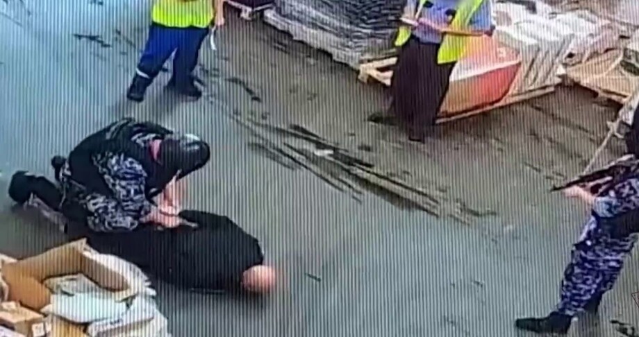 Сотрудник магазина напал с ножом на своего коллегу
Сотрудник магазина напал с ножом на своего коллегу