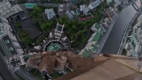 
        Руфер забрался на&nbsp;звезду сталинской высотки в&nbsp;Москве    