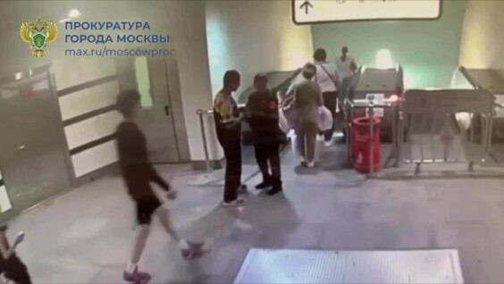 
        Безбилетник толкнул женщину-контролера в&nbsp;московском метро    