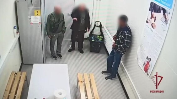 Мужчина пытался украсть одежду из магазина, надев её на себя
Мужчина пытался украсть одежду из магазина, надев её на себя