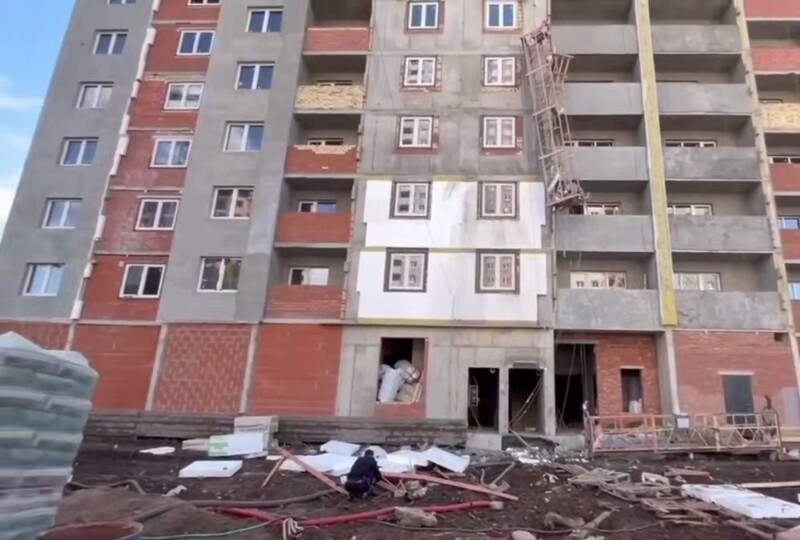 Люлька с рабочими упала с высоты шестого этажа в Уфе
Люлька с рабочими упала с высоты шестого этажа в Уфе