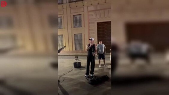 Робби Уильямс спел с уличным музыкантом в Севилье
Робби Уильямс спел с уличным музыкантом в Севилье