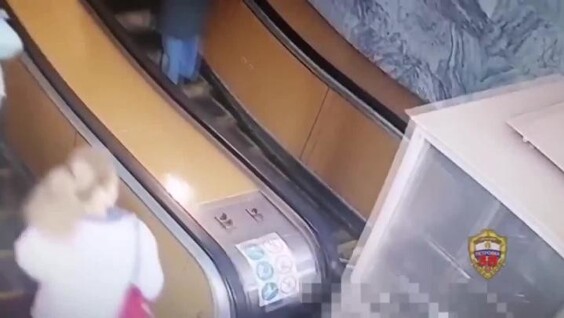 Мужчина без причины разбил стекло кабины дежурного в метро
Мужчина без причины разбил стекло кабины дежурного в метро