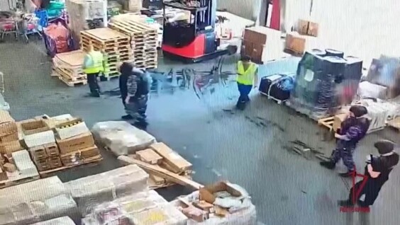 Сотрудник магазина напал с ножом на своего коллегу
Сотрудник магазина напал с ножом на своего коллегу